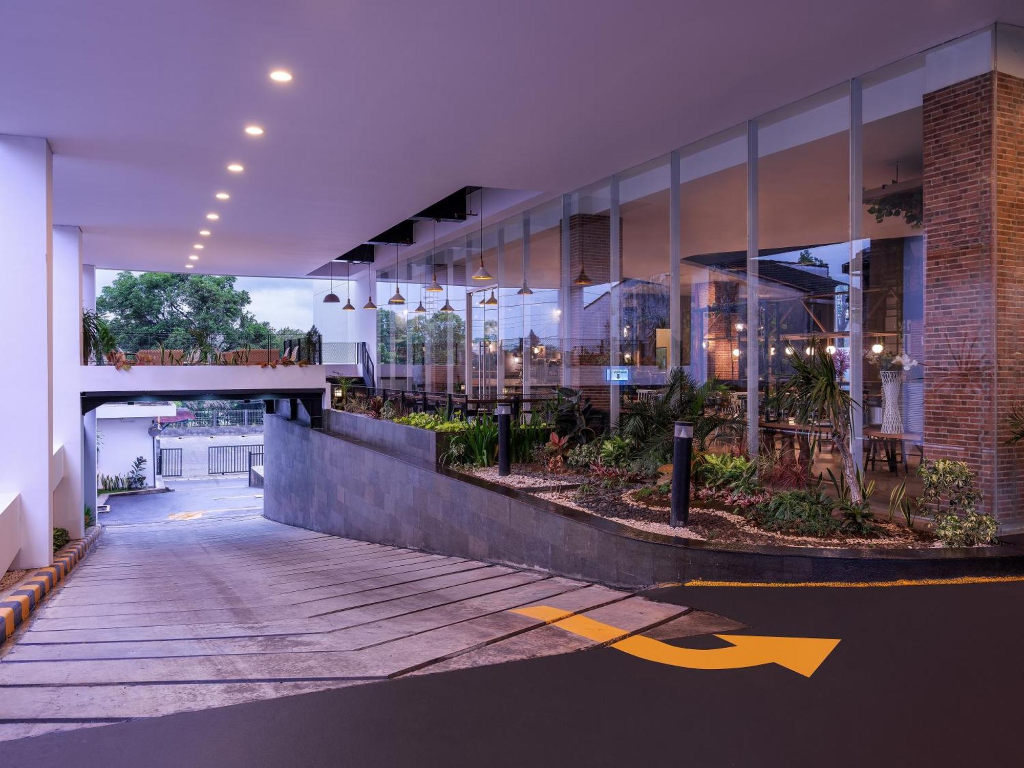 Luminor Hotel Purwokerto By Wh エクステリア 写真